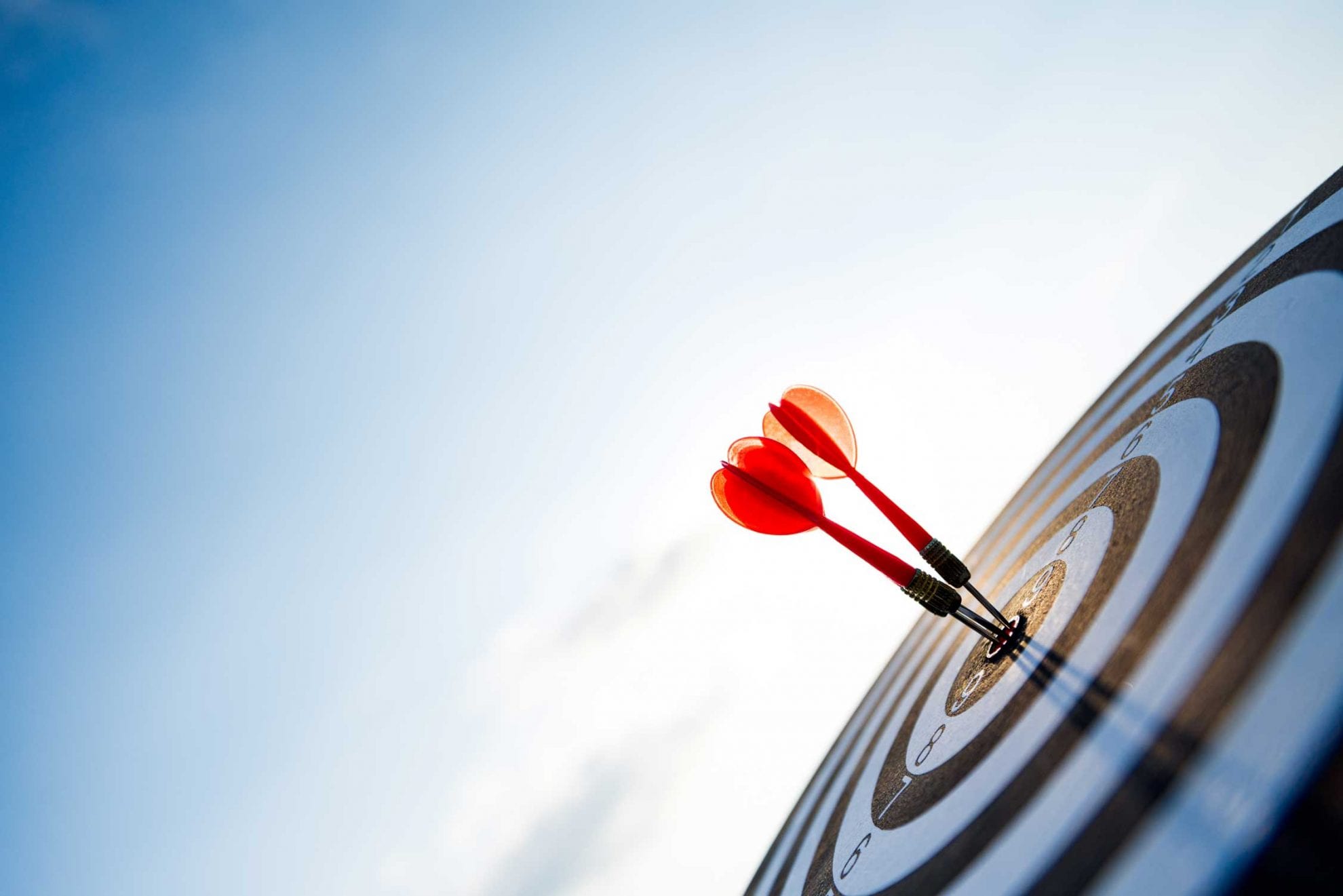 shot-red-darts-arrows-target-center-business-target-goal-success-concept